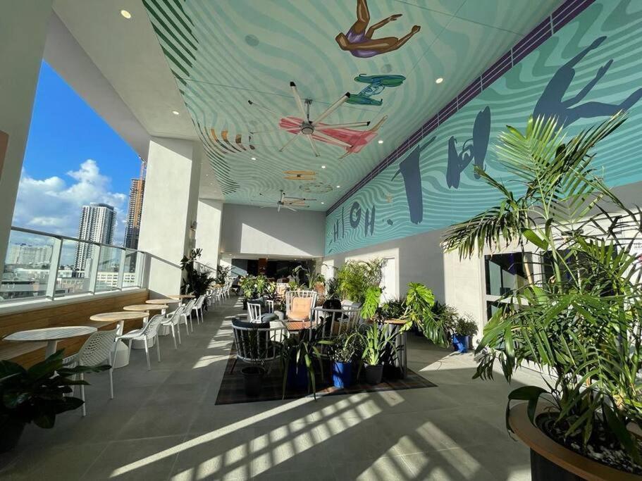 Downtown Elegance. 17th Floor Yotelpad Apartamento